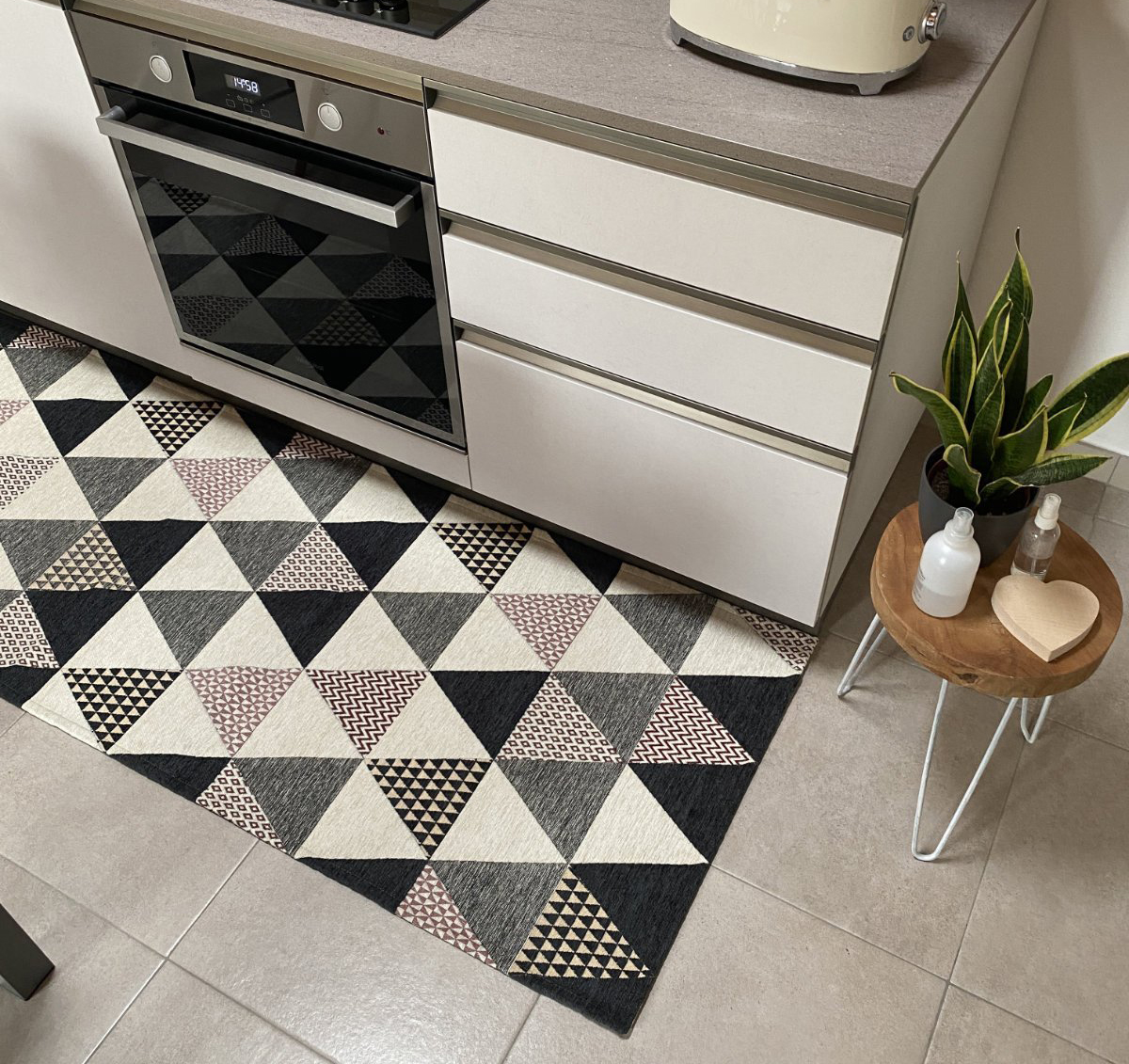 Riprende i colori della cucina il tappeto jacquard  Triangoli di Tendaggi Taddei realizzato con filati di ciniglia con una base antiscivolo. È lavabile in lavatrice. Misura L 65 x P 220 cm. Prezzo 50 euro. www.taddei-tendaggi.it Riprende i colori della cucina il tappeto jacquard  Triangoli di Tendaggi Taddei realizzato con filati di ciniglia con una base antiscivolo. È lavabile in lavatrice. Misura L 65 x P 220 cm. Prezzo 50 euro. www.taddei-tendaggi.it