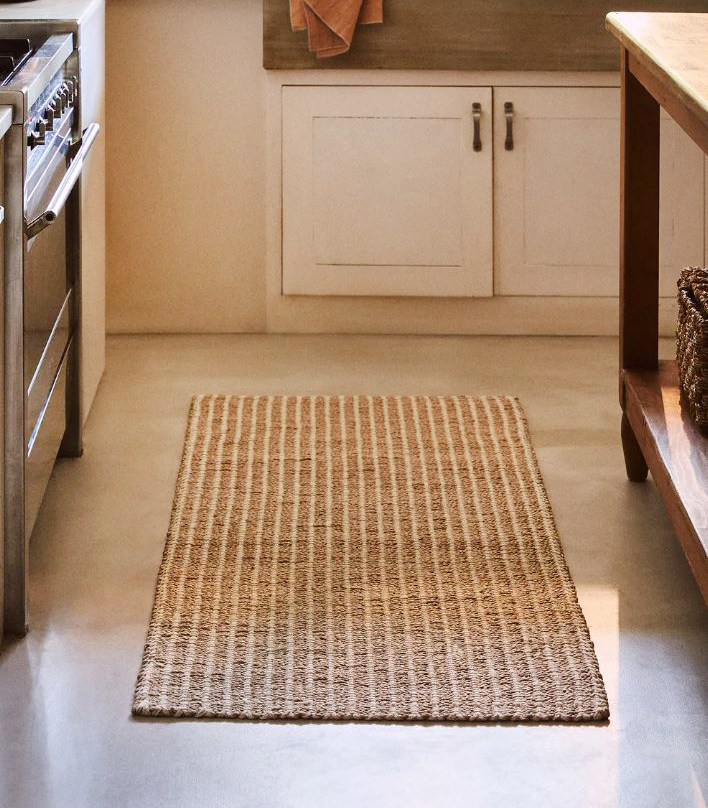 Il tappeto in iuta intrecciata di Zara Home è pratico e funzionale, ideale per proteggere il pavimento in cucina. La superficie è decorata da un motivo a righe; inoltre, è dotato di una base antiscivolo che lo rende stabile e sicuro. Misura L 70 x P 150 cm. Prezzo 59,99 euro. www.zarahome.com Il tappeto in iuta intrecciata di Zara Home è pratico e funzionale, ideale per proteggere il pavimento in cucina. La superficie è decorata da un motivo a righe; inoltre, è dotato di una base antiscivolo che lo rende stabile e sicuro. Misura L 70 x P 150 cm. Prezzo 59,99 euro. www.zarahome.com