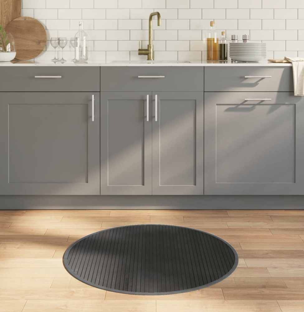 Trova posto davanti alla zona lavaggio della cucina il tappeto rotondo di vidaXL realizzato in bambù grigio scuro che lo rende resistente all'usura e all'acqua. La base antiscivolo di cui è dotato evita che scivoli. Misura Ø 80 cm. Prezzo 25,99 euro. www.vidaxl.it Trova posto davanti alla zona lavaggio della cucina il tappeto rotondo di vidaXL realizzato in bambù grigio scuro che lo rende resistente all'usura e all'acqua. La base antiscivolo di cui è dotato evita che scivoli. Misura Ø 80 cm. Prezzo 25,99 euro. www.vidaxl.it