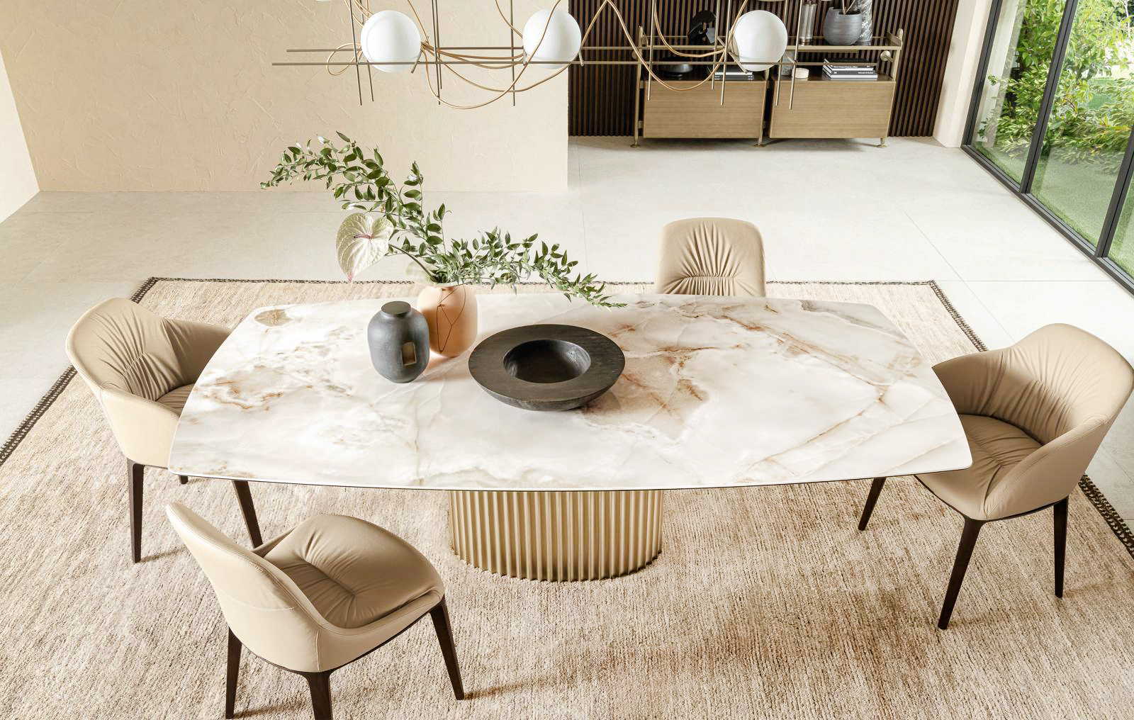 È composto da un imponente basamento in metallo con effetto cannettato, verniciato nella finitura champagne perlato, e da un piano a botte in ceramica Noisette lucido il tavolo Enea di Riflessi. Misura L 220 x P 110 x H 76 cm. Prezzo 4.331 euro. www.riflessi.it È composto da un imponente basamento in metallo con effetto cannettato, verniciato nella finitura champagne perlato, e da un piano a botte in ceramica Noisette lucido il tavolo Enea di Riflessi. Misura L 220 x P 110 x H 76 cm. Prezzo 4.331 euro. www.riflessi.it