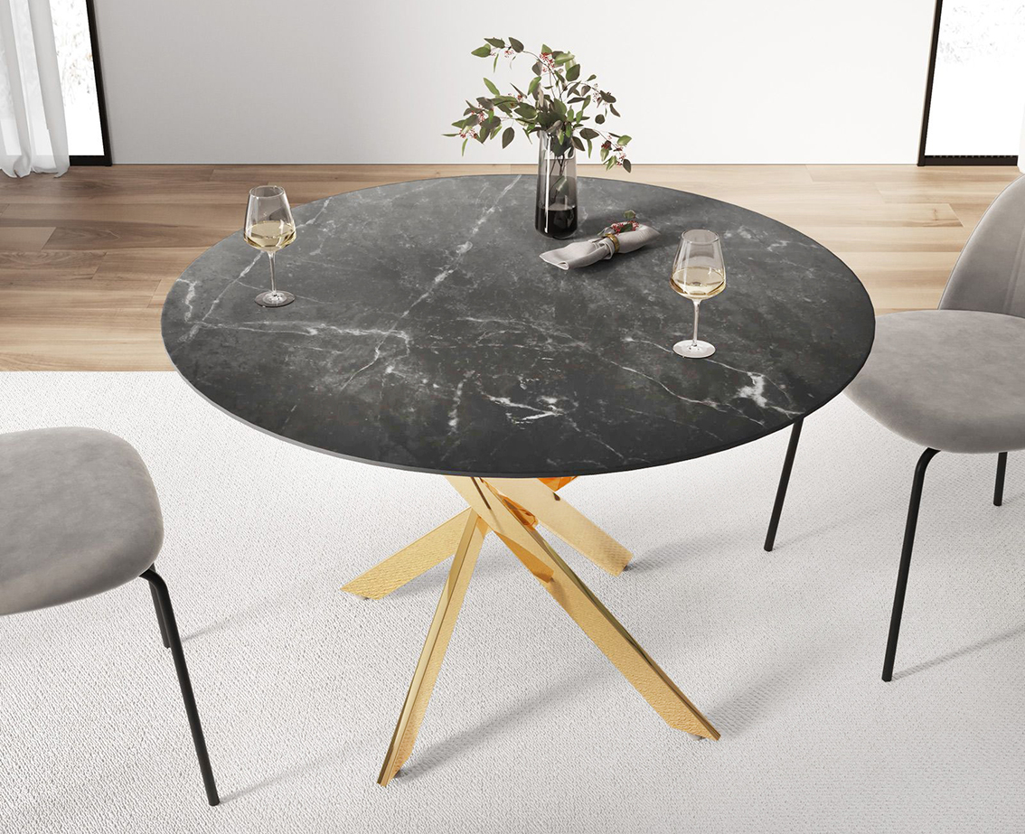 Piccolo e pratico il tavolo Noel di Deghi che è composto da un piano rotondo in vetro effetto marmo nero impreziosito dalle gambe a crociera in metallo dorato. Misura Ø 100 x H 75,5 cm. Prezzo 197,99 euro. www.deghi.it Piccolo e pratico il tavolo Noel di Deghi che è composto da un piano rotondo in vetro effetto marmo nero impreziosito dalle gambe a crociera in metallo dorato. Misura Ø 100 x H 75,5 cm. Prezzo 197,99 euro. www.deghi.it