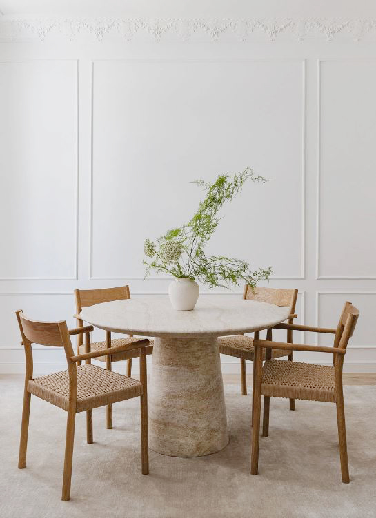 Scultoreo e imponente il tavolo rotondo Noemi di Sklum che è completamente realizzato in cemento effetto marmo travertino nelle delicate sfumature del beige e del salmone. Ogni pezzo presenta delle varianti che lo rendono unico. Misura Ø 120 x H 76 cm. Prezzo 819,95 euro. www.sklum.com Scultoreo e imponente il tavolo rotondo Noemi di Sklum che è completamente realizzato in cemento effetto marmo travertino nelle delicate sfumature del beige e del salmone. Ogni pezzo presenta delle varianti che lo rendono unico. Misura Ø 120 x H 76 cm. Prezzo 819,95 euro. www.sklum.com