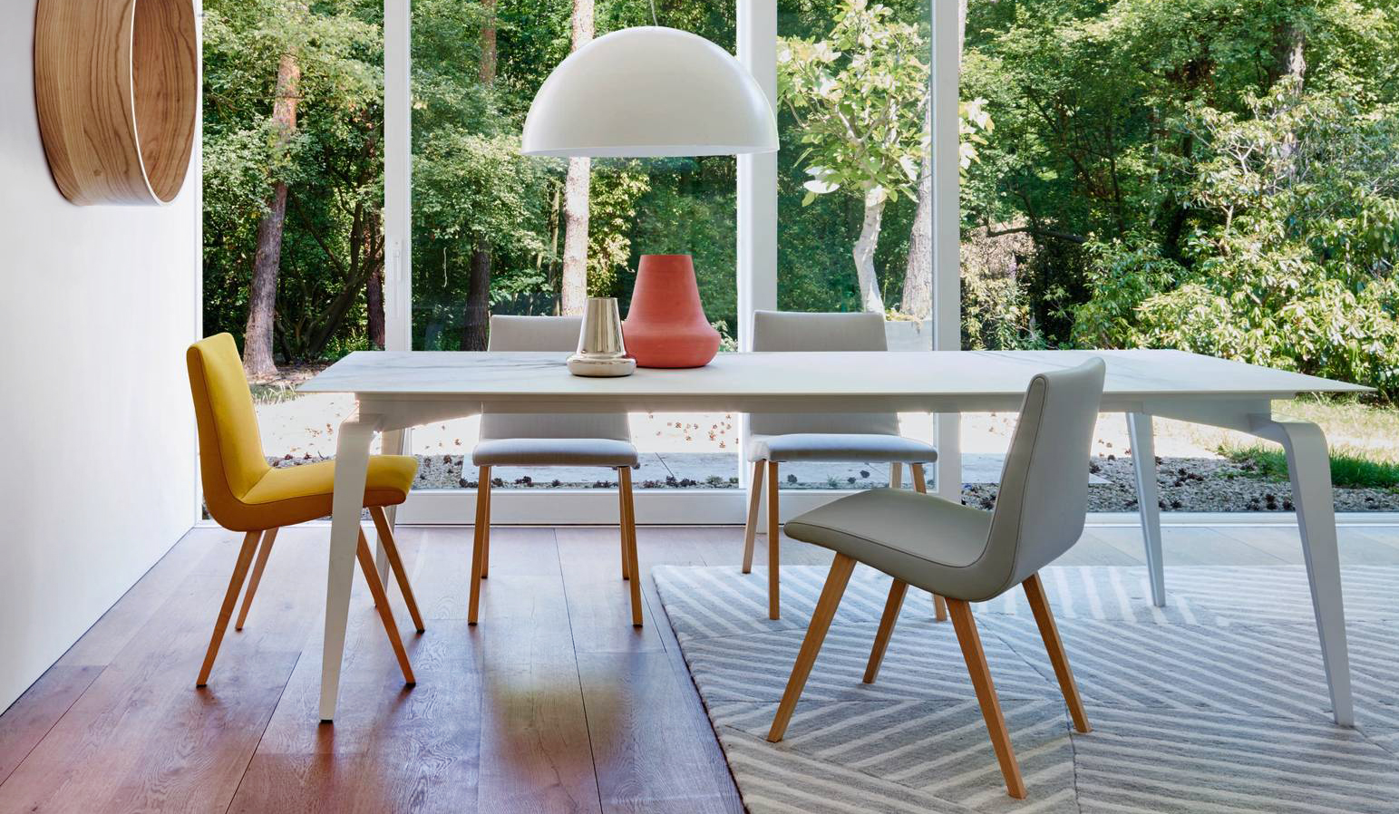 Uno scenografico piano in gres porcellanato effetto marmo bianco per il tavolo Odessa di Ligne Roset che ha le gambe realizzate in acciaio piegato e laccato. Misura L 180 x P 100 x H 74 cm. Prezzo su richiesta. www.ligne-roset.com Uno scenografico piano in gres porcellanato effetto marmo bianco per il tavolo Odessa di Ligne Roset che ha le gambe realizzate in acciaio piegato e laccato. Misura L 180 x P 100 x H 74 cm. Prezzo su richiesta. www.ligne-roset.com