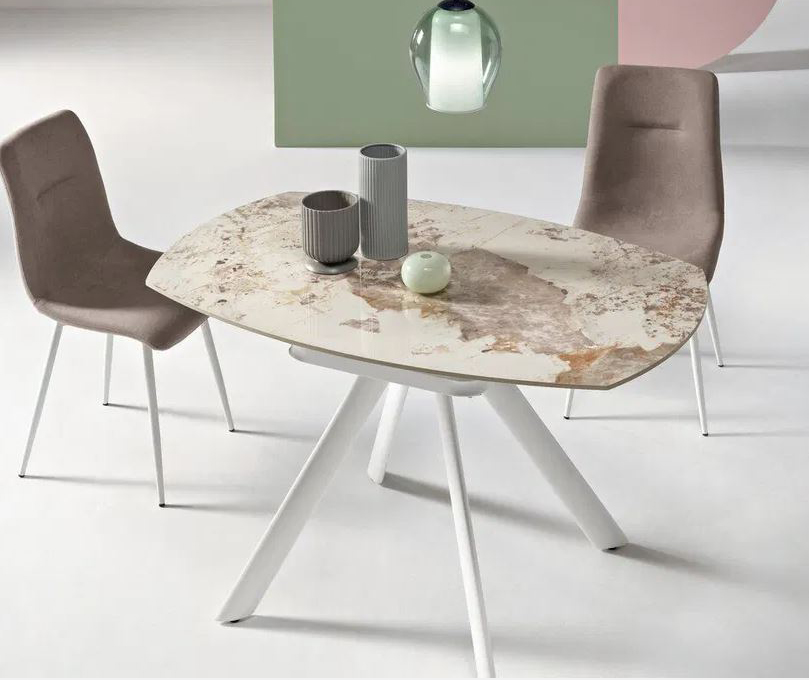 Un piano in pietra sinterizzata effetto marmo Pandora lucido, con una venatura “importante”, per il tavolo allungabile Orbita in vendita da Conforama. La base è in metallo verniciato bianco. Misura Ø 135 / L 135 x P 87 x H 76 cm. Prezzo 1.175 euro, prezzo con Confocard 998,75 euro. www.conforama.it Un piano in pietra sinterizzata effetto marmo Pandora lucido, con una venatura “importante”, per il tavolo allungabile Orbita in vendita da Conforama. La base è in metallo verniciato bianco. Misura Ø 135 / L 135 x P 87 x H 76 cm. Prezzo 1.175 euro, prezzo con Confocard 998,75 euro. www.conforama.it