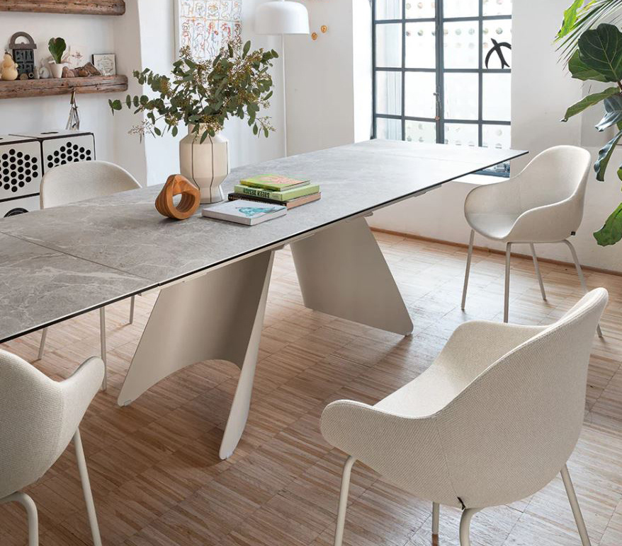 Si allunga per accogliere gli ospiti il tavolo Orion di Connubia: il piano rettangolare in ceramica effetto marmo poggia su una base in lamiera curvata. Misura L 160/240 x P 90 x H 75 cm. Prezzo a partire da 2.699 euro. www.connubia.com Si allunga per accogliere gli ospiti il tavolo Orion di Connubia: il piano rettangolare in ceramica effetto marmo poggia su una base in lamiera curvata. Misura L 160/240 x P 90 x H 75 cm. Prezzo a partire da 2.699 euro. www.connubia.com