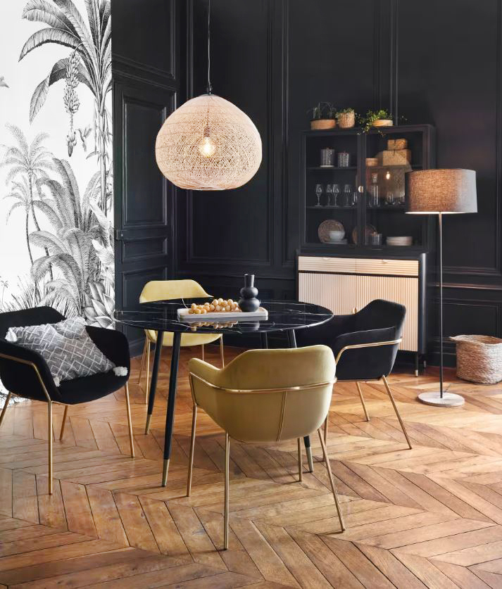 Quattro gambe sottili per il tavolo Phea di Maisons du Monde che ha il piano rotondo realizzato in vetro temperato con stampa effetto marmo nero con una sottile venatura candida. I dettagli dorati impreziosiscono la struttura. Misura Ø 120 x H 76,5 cm. Prezzo 259 euro. www.maisonsdumonde.com Quattro gambe sottili per il tavolo Phea di Maisons du Monde che ha il piano rotondo realizzato in vetro temperato con stampa effetto marmo nero con una sottile venatura candida. I dettagli dorati impreziosiscono la struttura. Misura Ø 120 x H 76,5 cm. Prezzo 259 euro. www.maisonsdumonde.com