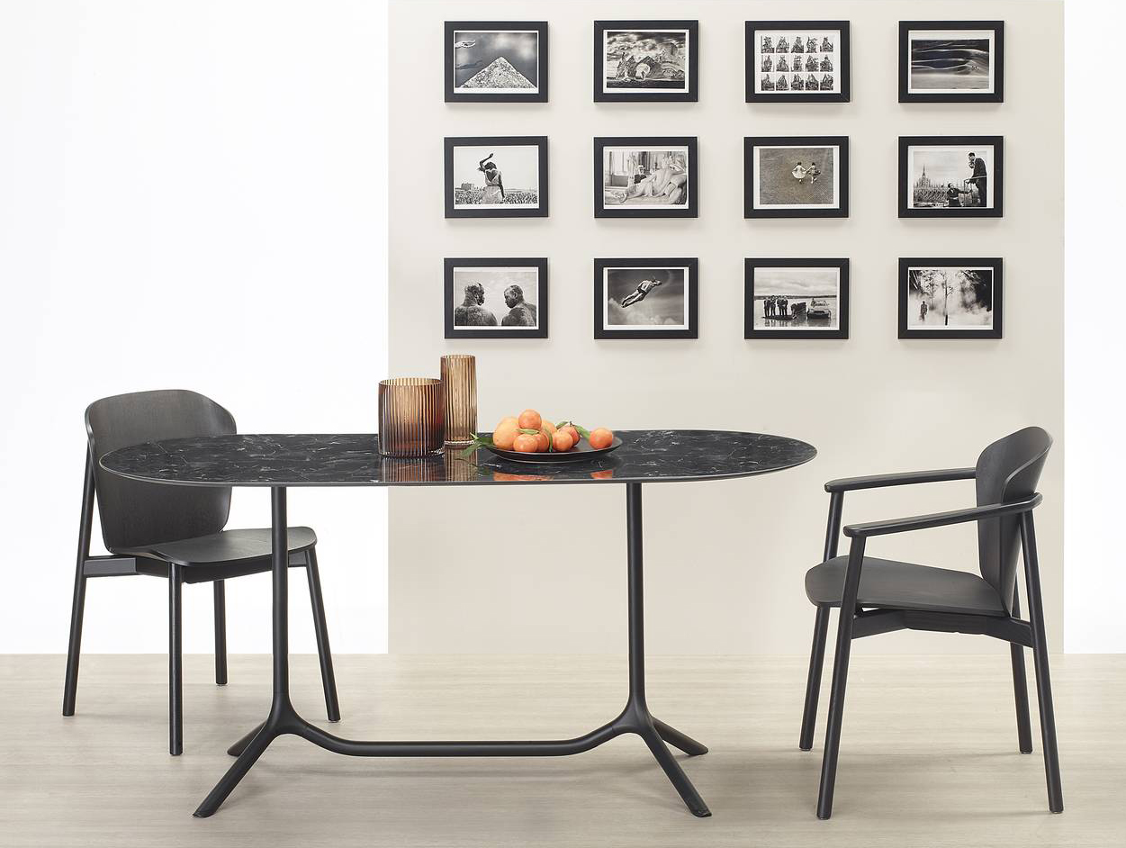 Il tavolo Tripé doppio di S-CAB è composto da un piano ovale effetto marmo nero in stratificato compact e da una base in acciaio con snodo in alluminio pressofuso. Misura L 160 x P 70 x H 73 cm. Prezzo 323,30 euro (per la base) e da 473,40 euro (per il piano). www.s-cab.it Il tavolo Tripé doppio di S-CAB è composto da un piano ovale effetto marmo nero in stratificato compact e da una base in acciaio con snodo in alluminio pressofuso. Misura L 160 x P 70 x H 73 cm. Prezzo 323,30 euro (per la base) e da 473,40 euro (per il piano). www.s-cab.it