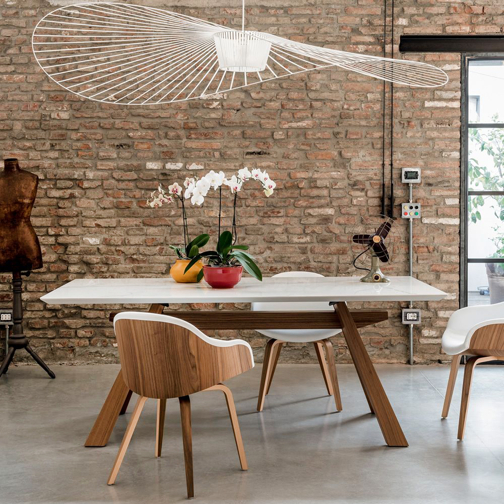 Il tavolo rettangolare Zeus-C di Midj in vendita su Sediarreda ha il piano in cristalceramica opaca nella raffinata finitura Marmo Calacatta che accoppia uno strato inferiore in vetro e uno superiore in ceramica Laminam®. Le gambe inclinate e il traverso sono realizzati in legno impiallacciato noce fiammato. Misura L 200 x P 100 x H 76 cm. Prezzo 4.780 euro. www.sediarreda.com Il tavolo rettangolare Zeus-C di Midj in vendita su Sediarreda ha il piano in cristalceramica opaca nella raffinata finitura Marmo Calacatta che accoppia uno strato inferiore in vetro e uno superiore in ceramica Laminam®. Le gambe inclinate e il traverso sono realizzati in legno impiallacciato noce fiammato. Misura L 200 x P 100 x H 76 cm. Prezzo 4.780 euro. www.sediarreda.com