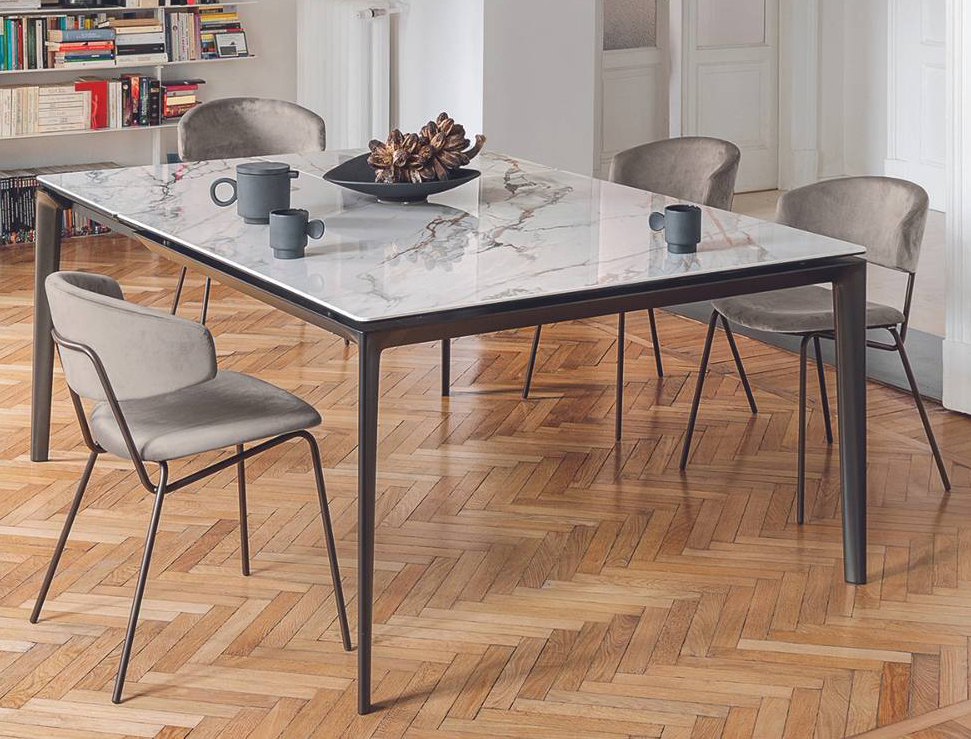 Una venatura su fondo bianco per il piano del grande tavolo allungabile a libro Boma di Calligaris che è realizzato in accoppiato ceramica-vetro nella variante calacatta paonazzo lucido. La struttura è in alluminio nella finitura bronzo opaco. Misura L 130 /190 x P 130 x H 76 cm. Prezzo 3.150 euro. www.calligaris.com Una venatura su fondo bianco per il piano del grande tavolo allungabile a libro Boma di Calligaris che è realizzato in accoppiato ceramica-vetro nella variante calacatta paonazzo lucido. La struttura è in alluminio nella finitura bronzo opaco. Misura L 130 /190 x P 130 x H 76 cm. Prezzo 3.150 euro. www.calligaris.com