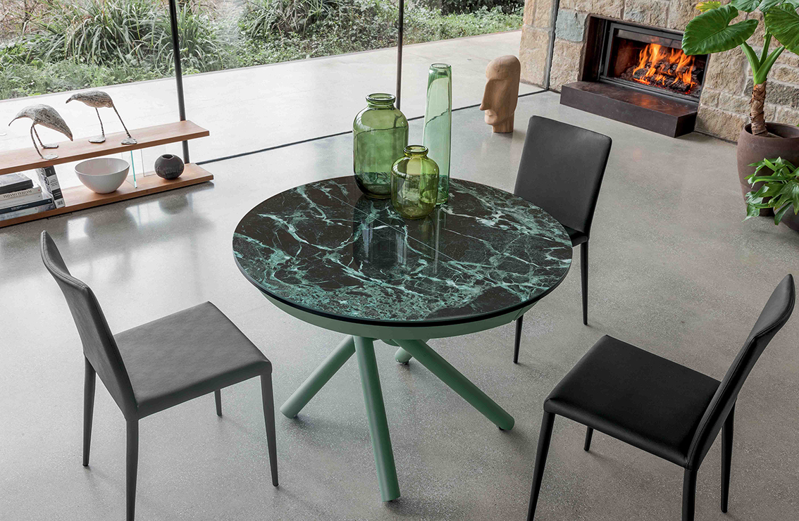 Multifunzione il tavolo Helios di Altacom che, grazie al meccanismo a gas regolabile in altezza, può essere usato come tavolino basso tra i divani o come tavolo da pranzo allungabile. Il piano rotondo, realizzato in Laminam Verde Alpi lucido, poggia sulla base in metallo; è dotato di apertura sincronizzata con prolunga interna a libro. Misura Ø 105/165 x H 36/75 cm. Prezzo 3.236 euro. www.altacomitalia.it Multifunzione il tavolo Helios di Altacom che, grazie al meccanismo a gas regolabile in altezza, può essere usato come tavolino basso tra i divani o come tavolo da pranzo allungabile. Il piano rotondo, realizzato in Laminam Verde Alpi lucido, poggia sulla base in metallo; è dotato di apertura sincronizzata con prolunga interna a libro. Misura Ø 105/165 x H 36/75 cm. Prezzo 3.236 euro. www.altacomitalia.it