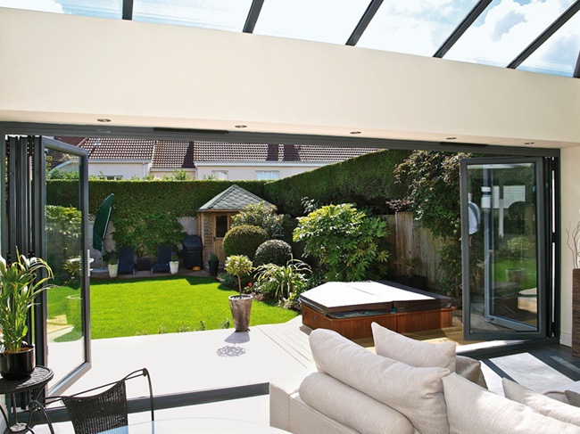 Il sistema con profili in alluminio a taglio termico BSF70 di AluK permette di realizzare verande a libro, con apertura a impacchettamento delle ante, sia verso l’esterno che l’interno, e con soglia ribassata. Si possono abbinare da 2 a 5 ante. Telaio e anta hanno profondità 70 mm. Con doppio vetro trasmittanza termica Uw=1,4 W/m²K. https://it.aluk.com Il sistema con profili in alluminio a taglio termico BSF70 di AluK permette di realizzare verande a libro, con apertura a impacchettamento delle ante, sia verso l’esterno che l’interno, e con soglia ribassata. Si possono abbinare da 2 a 5 ante. Telaio e anta hanno profondità 70 mm. Con doppio vetro trasmittanza termica Uw=1,4 W/m²K. https://it.aluk.com