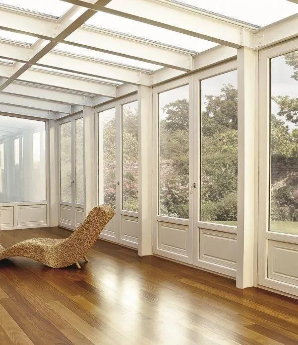 La collezione Bellagio di Erco permette di realizzare serramenti ma anche verande. Caratterizzata da un design essenziale, ha profili ridotti in pvc a sei camere interne e ampie vetrate, ha tripla guarnizione e rinforzi in acciaio su tutti i lati di anta e telaio. I vetri sono di tipo basso emissivo con distanziatore warm edge, per limitare la dispersione termica. Diverse le finiture. www.ercofinestre.it La collezione Bellagio di Erco permette di realizzare serramenti ma anche verande. Caratterizzata da un design essenziale, ha profili ridotti in pvc a sei camere interne e ampie vetrate, ha tripla guarnizione e rinforzi in acciaio su tutti i lati di anta e telaio. I vetri sono di tipo basso emissivo con distanziatore warm edge, per limitare la dispersione termica. Diverse le finiture. www.ercofinestre.it