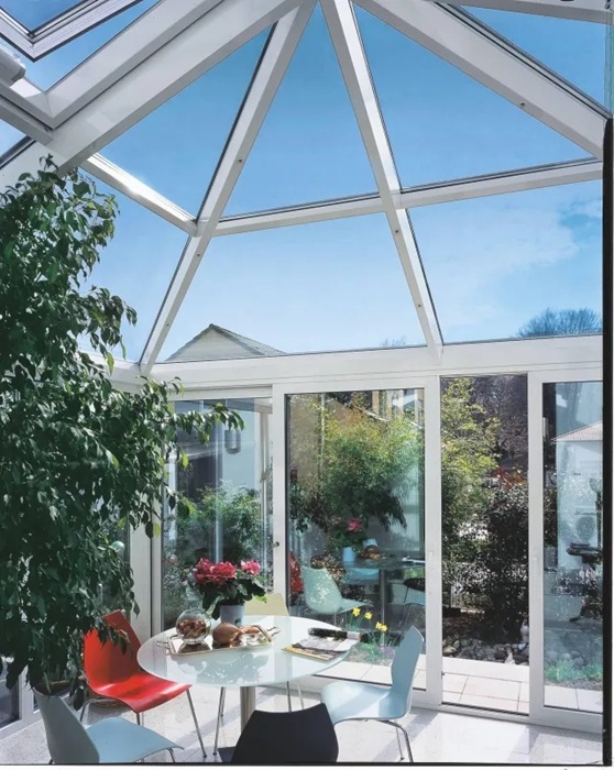 Il sistema per verande in alluminio CMC 50 di Schüco Italia è modulare e isolato termicamente, offrendo elevati standard di efficienza energetica. Infatti, pur con una sezione in vista snella, ha valori di trasmittanza termica al telaio Uf 1,04 W/m2K. Ottima anche la tenuta all'aria, alle infiltrazioni d'acqua e alla resistenza alle sollecitazioni del vento. www.schueco.com/it Il sistema per verande in alluminio CMC 50 di Schüco Italia è modulare e isolato termicamente, offrendo elevati standard di efficienza energetica. Infatti, pur con una sezione in vista snella, ha valori di trasmittanza termica al telaio Uf 1,04 W/m2K. Ottima anche la tenuta all'aria, alle infiltrazioni d'acqua e alla resistenza alle sollecitazioni del vento. www.schueco.com/it