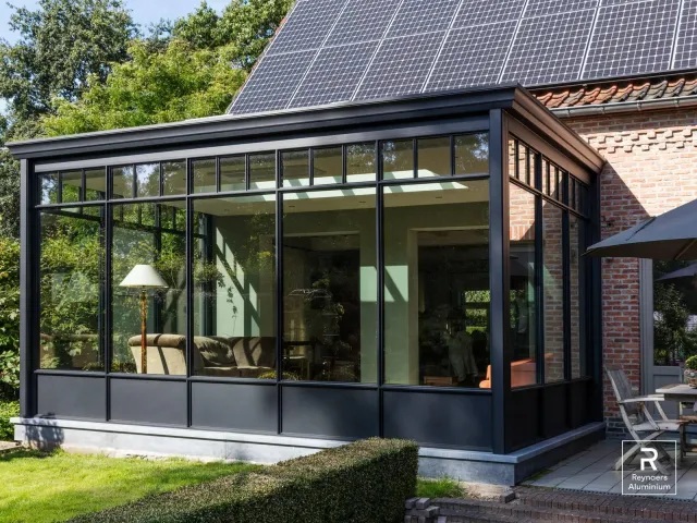 Concept Roof® 120 di Reynaers Aluminium è il sistema per verande e coperture a taglio termico in alluminio. Tre le varianti estetiche, nella cui struttura portante è possibile integrare cavi e luci. Il tetto può essere inclinato da 5 a 45°, con lucernari anche azionati elettricamente. Serramenti e porte possono essere anche scorrevoli e a libro. www.reynaers.it Concept Roof® 120 di Reynaers Aluminium è il sistema per verande e coperture a taglio termico in alluminio. Tre le varianti estetiche, nella cui struttura portante è possibile integrare cavi e luci. Il tetto può essere inclinato da 5 a 45°, con lucernari anche azionati elettricamente. Serramenti e porte possono essere anche scorrevoli e a libro. www.reynaers.it