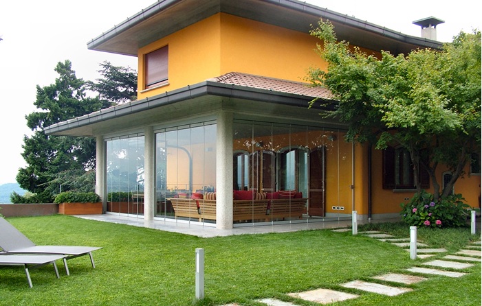 Le vetrate pieghevoli Giemme System di GM Morando sono adatte per chiudere verande e giardini d’inverno. La struttura portante è in alluminio anodizzato o verniciato in polveri poliesteri. Le ante in vetro temperato 10 mm a filo lucido scorrono su binari con cuscinetti in resina e non sono intelaiate, quindi non hanno montanti, ma sono unite da guarnizioni in policarbonato trasparenti. www.gmmorando.it Le vetrate pieghevoli Giemme System di GM Morando sono adatte per chiudere verande e giardini d’inverno. La struttura portante è in alluminio anodizzato o verniciato in polveri poliesteri. Le ante in vetro temperato 10 mm a filo lucido scorrono su binari con cuscinetti in resina e non sono intelaiate, quindi non hanno montanti, ma sono unite da guarnizioni in policarbonato trasparenti. www.gmmorando.it