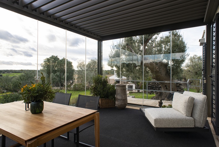 La struttura in alluminio della pergola è chiusa dalle vetrate della collezione Glass Series di Pratic, che comprende le vetrate scorrevoli Slide Glass 60, le vetrate fisse Fix Glass e la portata battente Door Glass. Tutte le versioni sono disponibili con finitura trasparente, satinata, fumè o specchiata che consente una maggiore privacy. I profili in alluminio sono personalizzabili in qualsiasi colore. Foto Arnaldo Di Vittorio. www.pratic.it La struttura in alluminio della pergola è chiusa dalle vetrate della collezione Glass Series di Pratic, che comprende le vetrate scorrevoli Slide Glass 60, le vetrate fisse Fix Glass e la portata battente Door Glass. Tutte le versioni sono disponibili con finitura trasparente, satinata, fumè o specchiata che consente una maggiore privacy. I profili in alluminio sono personalizzabili in qualsiasi colore. Foto Arnaldo Di Vittorio. www.pratic.it