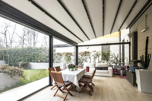 Grazie a pannelli di chiusura Cristal in pvc trasparente, resistenti a vento e pioggia, la pergola R228 Pergotesa di BT Group è utilizzabile per buona parte l’anno. Il pergolato ha una solida struttura in alluminio e incorpora una gronda per il deflusso dell’acqua. Può essere personalizzato a partire dalle sue dimensioni che possono contare un modulo singolo, doppio, triplo o quadruplo. www.btgroup.it Grazie a pannelli di chiusura Cristal in pvc trasparente, resistenti a vento e pioggia, la pergola R228 Pergotesa di BT Group è utilizzabile per buona parte l’anno. Il pergolato ha una solida struttura in alluminio e incorpora una gronda per il deflusso dell’acqua. Può essere personalizzato a partire dalle sue dimensioni che possono contare un modulo singolo, doppio, triplo o quadruplo. www.btgroup.it