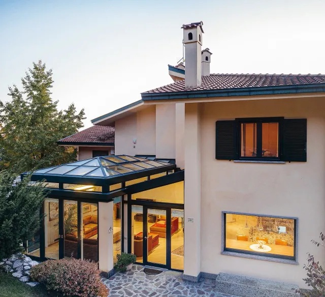 La veranda è realizzata con profili in alluminio FW 60+ di Schüco Italia, con sezioni a vista di 60 mm, e finestre in copertura AWS 57 RO, azionabili manualmente o tramite motorizzazione. Le verande alternano solitamente pannelli fissi e apribili, sia a parete sia sulla copertura: così è possibile garantirne la perfetta ventilazione tramite il cosiddetto “effetto camino”. www.schueco.com/it La veranda è realizzata con profili in alluminio FW 60+ di Schüco Italia, con sezioni a vista di 60 mm, e finestre in copertura AWS 57 RO, azionabili manualmente o tramite motorizzazione. Le verande alternano solitamente pannelli fissi e apribili, sia a parete sia sulla copertura: così è possibile garantirne la perfetta ventilazione tramite il cosiddetto “effetto camino”. www.schueco.com/it