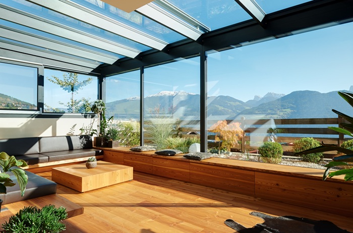 Il giardino d’inverno Wintergarten di Vitralux è realizzato con profili in alluminio, sempre su misura, partendo dall’analisi climatica della zona per garantire comfort, ventilazione, isolamento termico degli ambienti e riducendo al minimo le dispersioni. La struttura autoportante offre resistenza ai carichi e consente ampie superfici trasparenti. www.vitralux.com/it Il giardino d’inverno Wintergarten di Vitralux è realizzato con profili in alluminio, sempre su misura, partendo dall’analisi climatica della zona per garantire comfort, ventilazione, isolamento termico degli ambienti e riducendo al minimo le dispersioni. La struttura autoportante offre resistenza ai carichi e consente ampie superfici trasparenti. www.vitralux.com/it