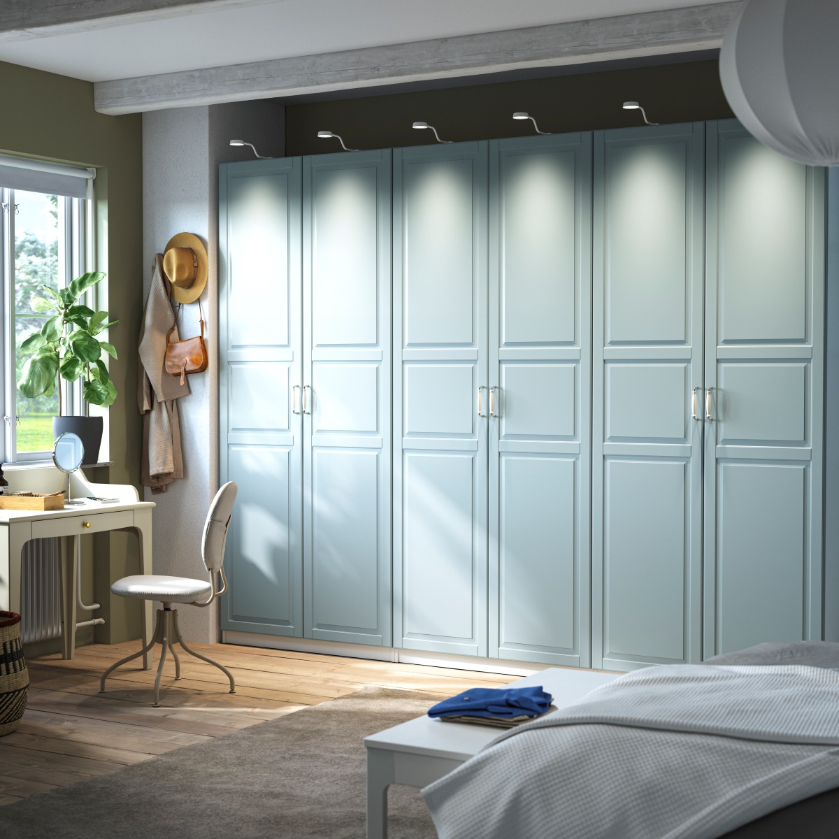 L'armadio Ikea Pax/Fjärehals in bianco/grigio-azzurro è una soluzione in cui ogni abito e ogni accessorio trova il suo posto. Questa soluzione fa spazio ad almeno 120 grucce, mentre il portapantaloni permette di appendere almeno 26 paia di pantaloni. Grazie ad un divisorio intelligente si possono sistemare vestiti di lunghezze diverse, sfruttando lo spazio sottostante ai capi più corti. I ripiani estraibili con accessori interni in feltro consentono di organizzare gioielli, orologi e occhiali da sole. Misure 300x60x236 cm. Prezzo 1.090 euro.