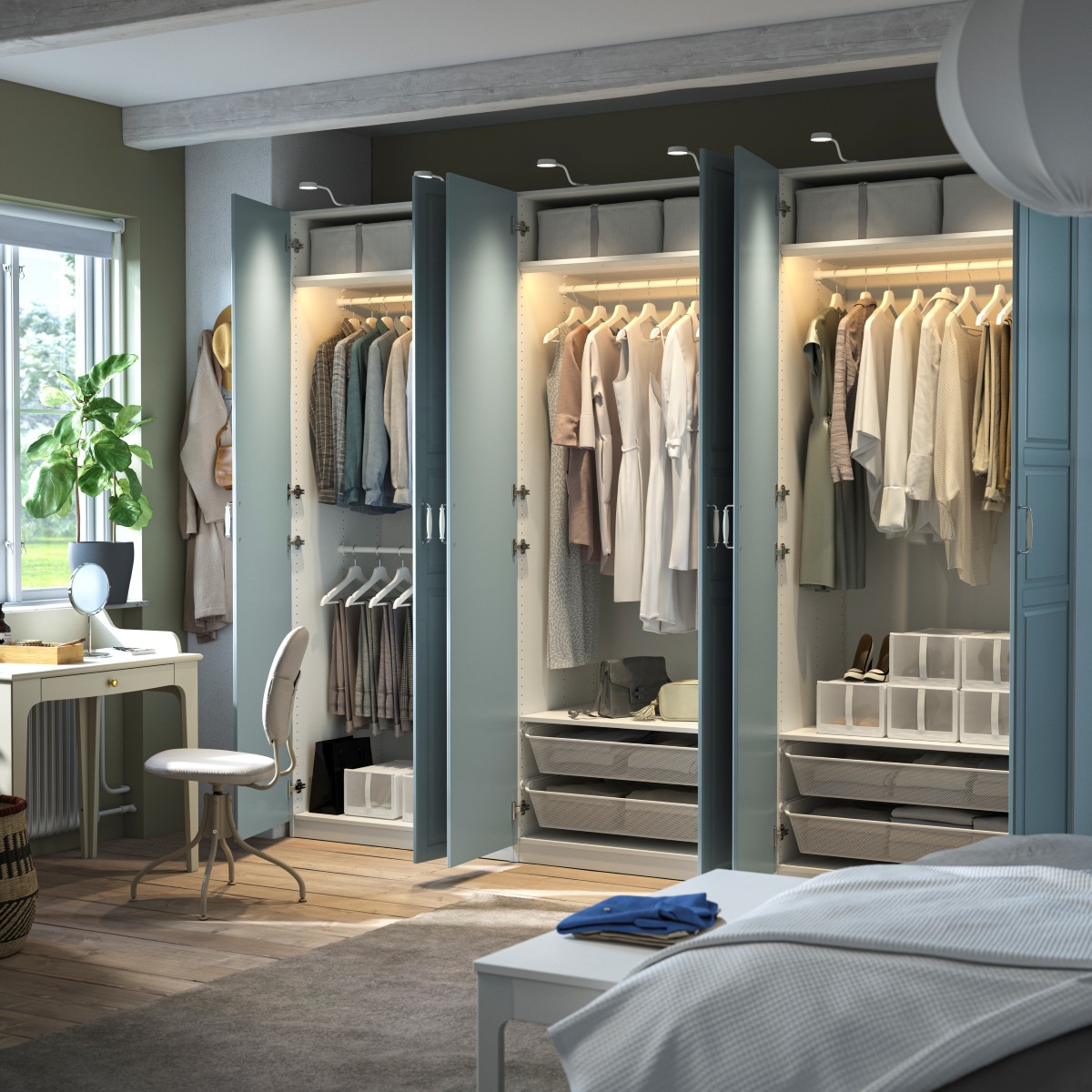 L'armadio Ikea Pax/Fjärehals in bianco/grigio-azzurro è una soluzione in cui ogni abito e ogni accessorio trova il suo posto. Questa soluzione fa spazio ad almeno 120 grucce, mentre il portapantaloni permette di appendere almeno 26 paia di pantaloni. Grazie ad un divisorio intelligente si possono sistemare vestiti di lunghezze diverse, sfruttando lo spazio sottostante ai capi più corti. I ripiani estraibili con accessori interni in feltro consentono di organizzare gioielli, orologi e occhiali da sole. Misure 300x60x236 cm. Prezzo 1.090 euro.