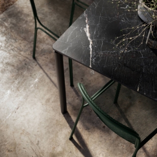 Linee morbide per il tavolo Otto e le sedie Filo Linee morbide per il tavolo Otto e le sedie Filo