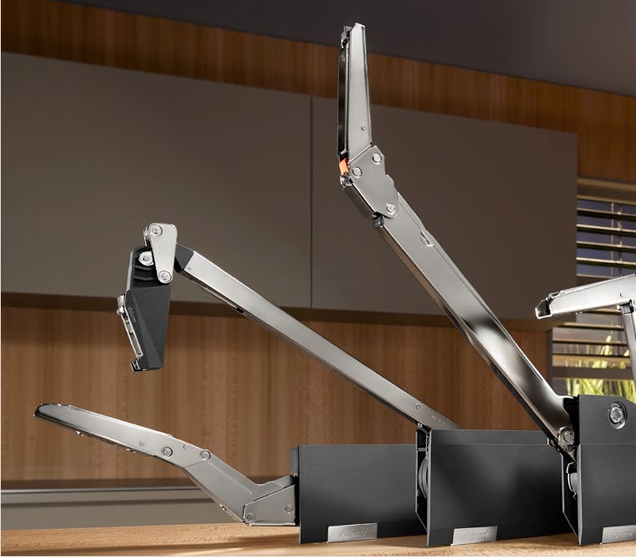 I meccanismi per anta a ribalta Aventos Top di Blum vengono utilizzati nei pensili e nei mobili a colonna da oltre due decenni. Questo prodotto si è ora evoluto: viene presentato con dimensioni ridotte, funzioni ottimizzate e design perfezionato.
Grazie alle dimensioni ridotte e al design compatto, i meccanismi per ante a ribalta della famiglia Aventos Top si adattano a qualsiasi mobile o spazio abitativo. A seconda delle esigenze e dello spazio disponibile, Aventos HF top, HS top, HL top e HK top offrono soluzioni affidabile e su misura. La libertà di movimento e l'accesso ottimale sono garantiti: non fa differenza se il frontale viene ripiegato, inclinato o sollevato. http://www.blum.com