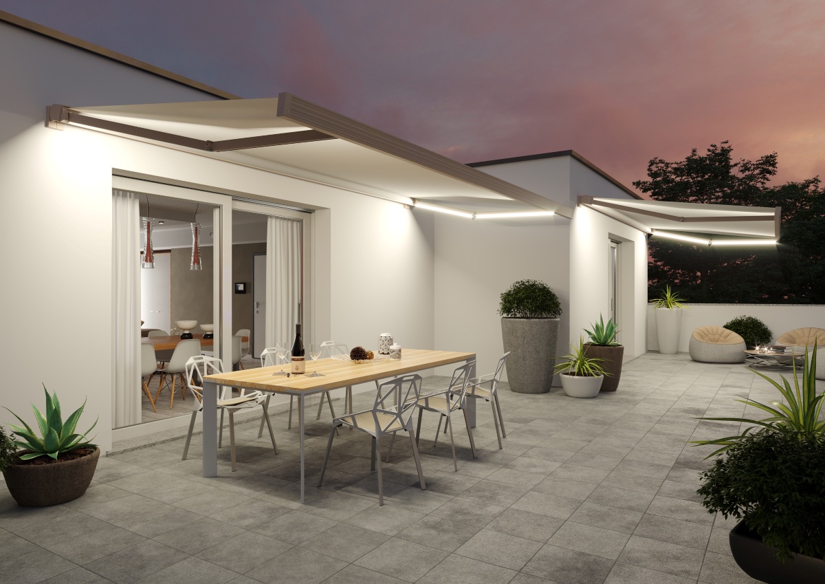 La tenda a bracci R94 Stone di BT Group è un modello motorizzato con cassonetto a scomparsa totale che garantisce protezione dal sole per balconi e terrazzi. La sua forma compatta ne limita l'ingombro e la rende adatta anche a spazi ridotti; può essere installata a soffitto o a parete ed è caratterizzata da carter laterali in alluminio a copertura di tutta la bulloneria per assicurare resistenza e durata nel tempo. Grazie al cassonetto, inoltre, il telo della tenda sarà protetto dagli eventi atmosferici. Le sue dimensioni massime sono di 500×300 cm. Prezzo a partire da 1.870 euro. www.btgroup.it