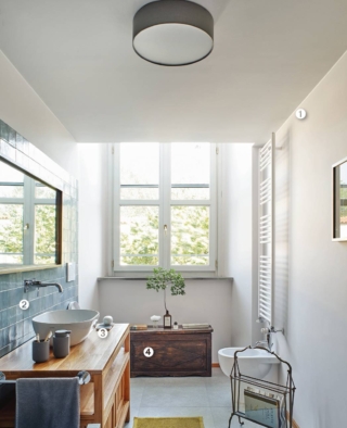 Bagno Progetto Studio Caramob, Milano. Foto Marco Menghi - Styling Laura Tocchet. ➊ Alcune pareti e soffitto tinteggiati in grigio perla con un'idropittura lavabile e traspirante  ➋ Piastrelle lucide rettangolari per la parete del lavabo; opache e in formato large a pavimento. In entrambi i casi sono di Marazzi. www.marazzi.it ➌ Accessori Zone, acquistati su Amazon. www.amazon.it ➍ Piccola cassapanca vintage di recupero.