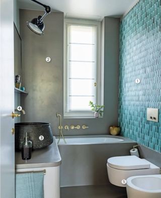 Bagno Progetto arch. Lula Ferrari, Milano; Foto Cristina Galliena Bohman; Styling Laura Mauceri. ➊ Tessere collezione Plumage di Botteganove. www.botteganove.it ➋ Resina Kerakoll. www.kerakoll.com ➌ Catino proveniente da una moschea, su mobile artigianale di MobilArt. www.mobilartrivolta.it ➍ Rubinetto Icona Deco di Fantini. www.fantini.it ➎ Sanitari Link di Flaminia. www.ceramicaflaminia.it