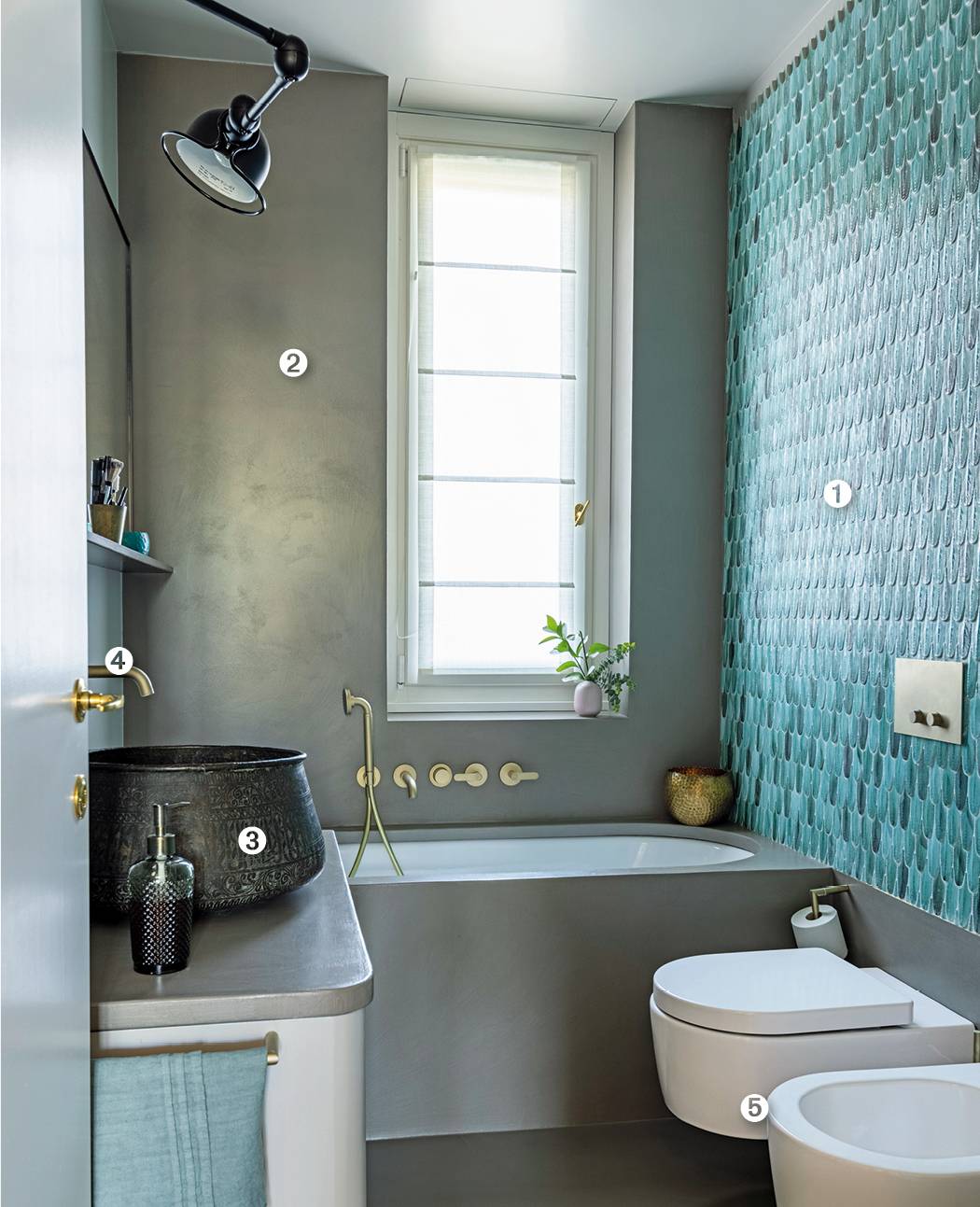 Bagno Progetto arch. Lula Ferrari, Milano; Foto Cristina Galliena Bohman; Styling Laura Mauceri. ➊ Tessere collezione Plumage di Botteganove. www.botteganove.it ➋ Resina Kerakoll. www.kerakoll.com ➌ Catino proveniente da una moschea, su mobile artigianale di MobilArt. www.mobilartrivolta.it ➍ Rubinetto Icona Deco di Fantini. www.fantini.it ➎ Sanitari Link di Flaminia. www.ceramicaflaminia.it