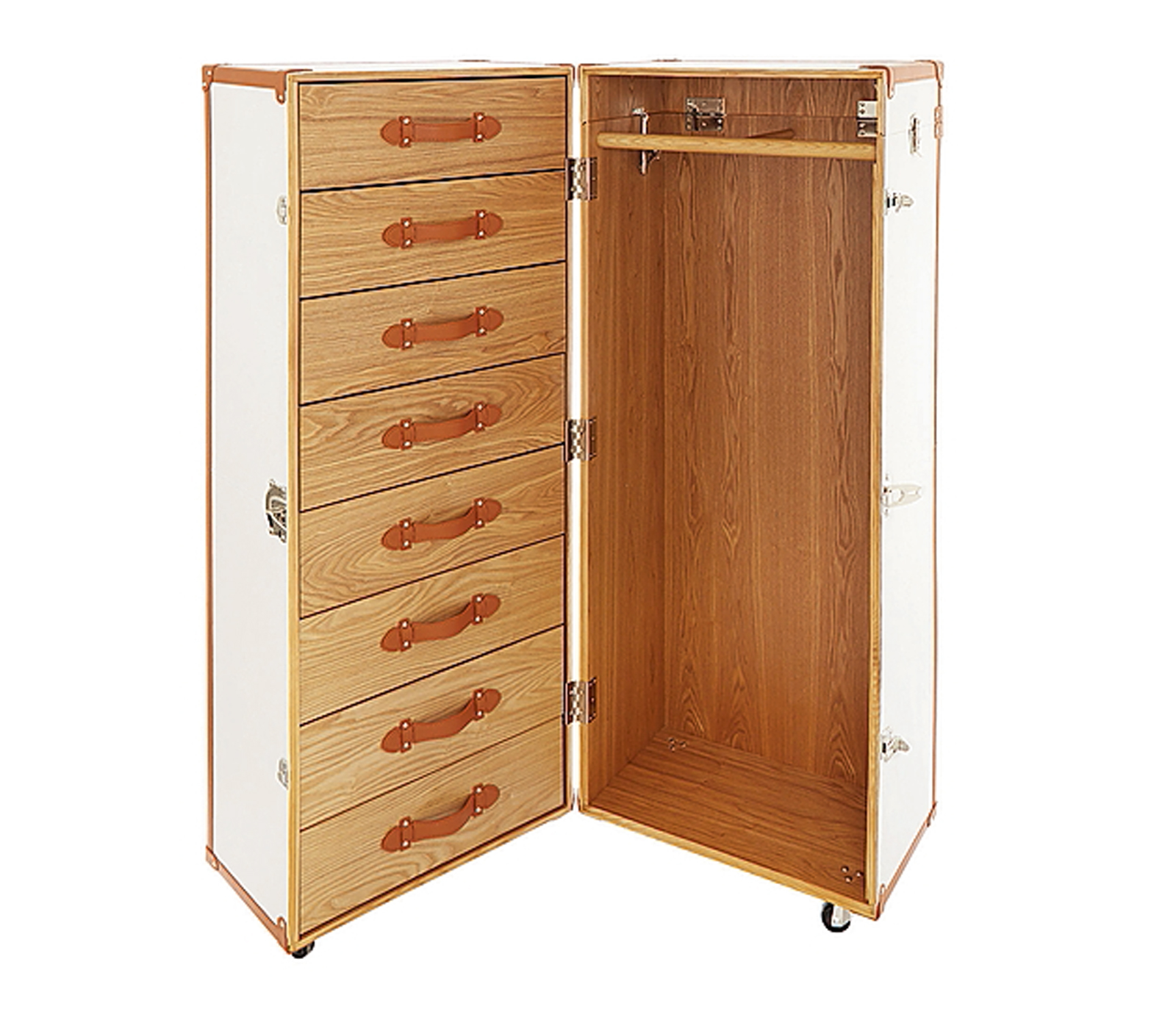 Baule di Coincasa è attrezzato con 8 cassetti e un appendino. La struttura in acciaio, Mdf e ferro è rivestita in pelle sintetica. Le ruote permettono un facile spostamento. Misura L 56 x P 63 x H 145 cm e costa 1.390 euro. www.coin.it