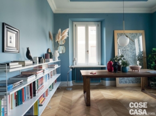 Un azzurro carta da zucchero molto delicato che dà carattere all’intera area del soggiorno con elementi in legno chiaro e scuro a contrasto e alcuni complementi, dai vasi diversi nei colori, tra cui rosso e blu scuro, e i libri dalle sfumature multicolor. La tinta delle pareti è stata utilizzata anche per il radiatore, integrandolo con il muro. Un azzurro carta da zucchero molto delicato che dà carattere all’intera area del soggiorno con elementi in legno chiaro e scuro a contrasto e alcuni complementi, dai vasi diversi nei colori, tra cui rosso e blu scuro, e i libri dalle sfumature multicolor. La tinta delle pareti è stata utilizzata anche per il radiatore, integrandolo con il muro.