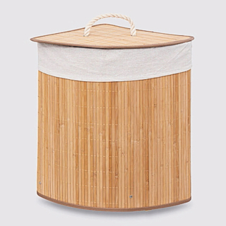 Bambux di Deghi è dotato di coperchio ed è rivestito in bambù; internamente è presente una sacca estraibile in tessuto di cotone chiaro. Misura L 35 x P 35 x H 50 cm e costa 21,50 euro. www.deghi.it