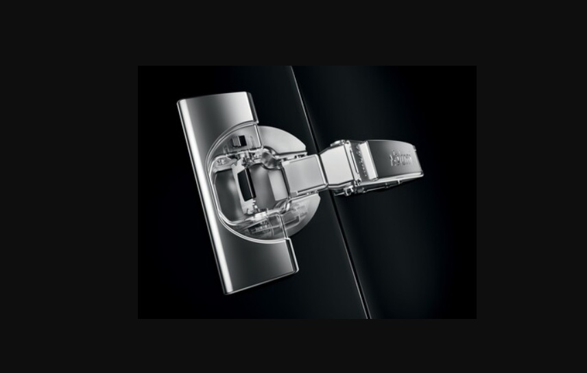 Clip Top Blumotion di Blum unisce innovazione e design in pochissimo spazio: integra infatti nel fondello il meccanismo di ammortizzazione Blumotion che permette alle ante di chiudersi in modo dolce e silenzioso, adattandosi al dinamismo dell'anta durante la chiusura e tenendo conto del peso del frontale e della spinta esercitata per la chiusura. In caso di necessità, Blumotion può essere semplicemente disattivato. Grazie al meccanismo Inserta con autoinserimento è possibile fissare senza attrezzi il fondello all'anta, mentre il meccanismo Clip consente di montare la cerniera in modo semplice e senza attrezzi nel corpo mobile.http://www.blum.com