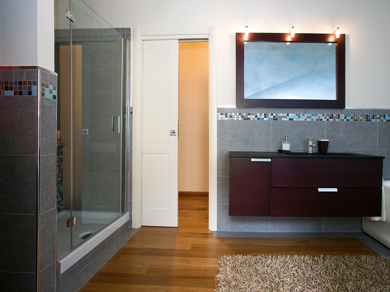 L’installazione di una porta scorrevole Dierre in bagno è una soluzione particolarmente pratica per recuperare spazio utile