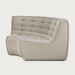 N701 di Ethnicraft, è rivestito in tessuto ecologico antimacchia trapuntato.  Misura L 120 x P 120 x H 76 cm e costa 1.599 euro. www.ethnicraft.com