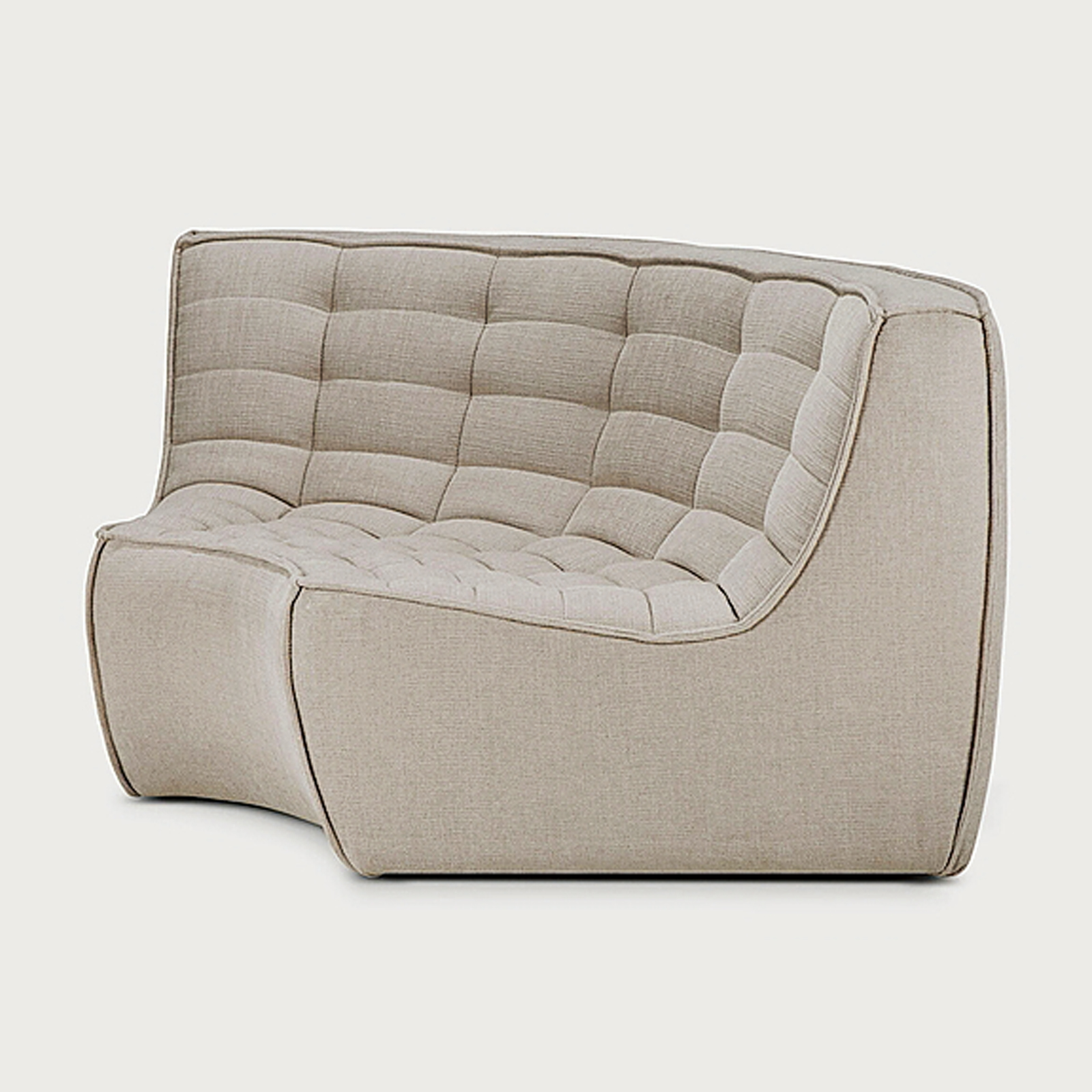N701 di Ethnicraft, è rivestito in tessuto ecologico antimacchia trapuntato.  Misura L 120 x P 120 x H 76 cm e costa 1.599 euro. www.ethnicraft.com