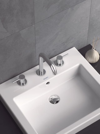 La rubinetteria a tre fori per lavabo con manopole in finitura cromo della serie Circle di Duravit ha rompigetto dotato di EasyClean. La bocca di erogazione è alta 19,1 cm. Prezzo 274 euro. www.duravit.it La rubinetteria a tre fori per lavabo con manopole in finitura cromo della serie Circle di Duravit ha rompigetto dotato di EasyClean. La bocca di erogazione è alta 19,1 cm. Prezzo 274 euro. www.duravit.it