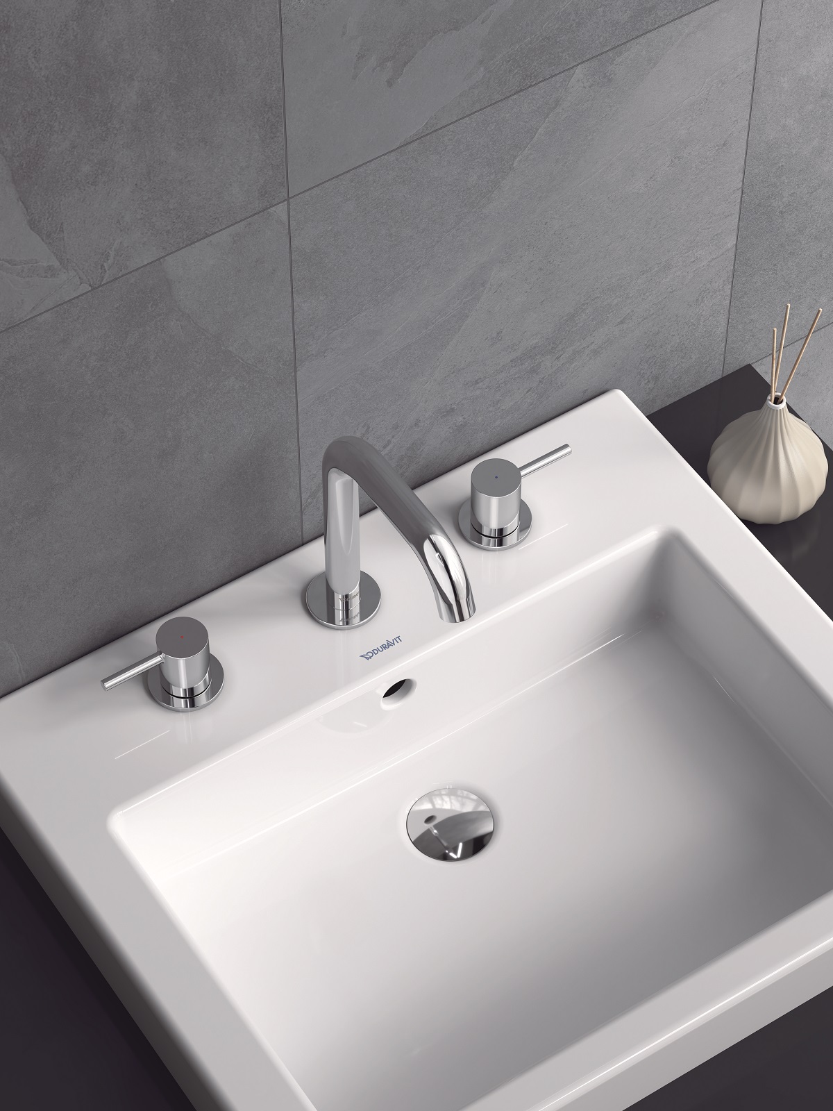 La rubinetteria a tre fori per lavabo con manopole in finitura cromo della serie Circle di Duravit ha rompigetto dotato di EasyClean. La bocca di erogazione è alta 19,1 cm. Prezzo 274 euro. www.duravit.it