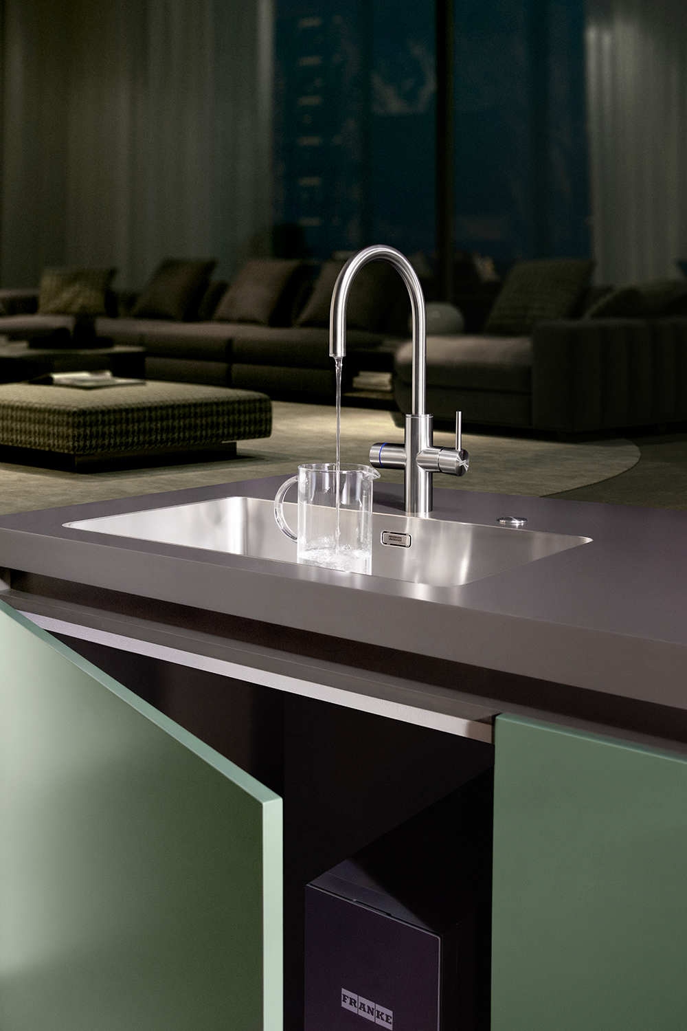 Franke con brocca nel lavandino Franke con brocca nel lavandino