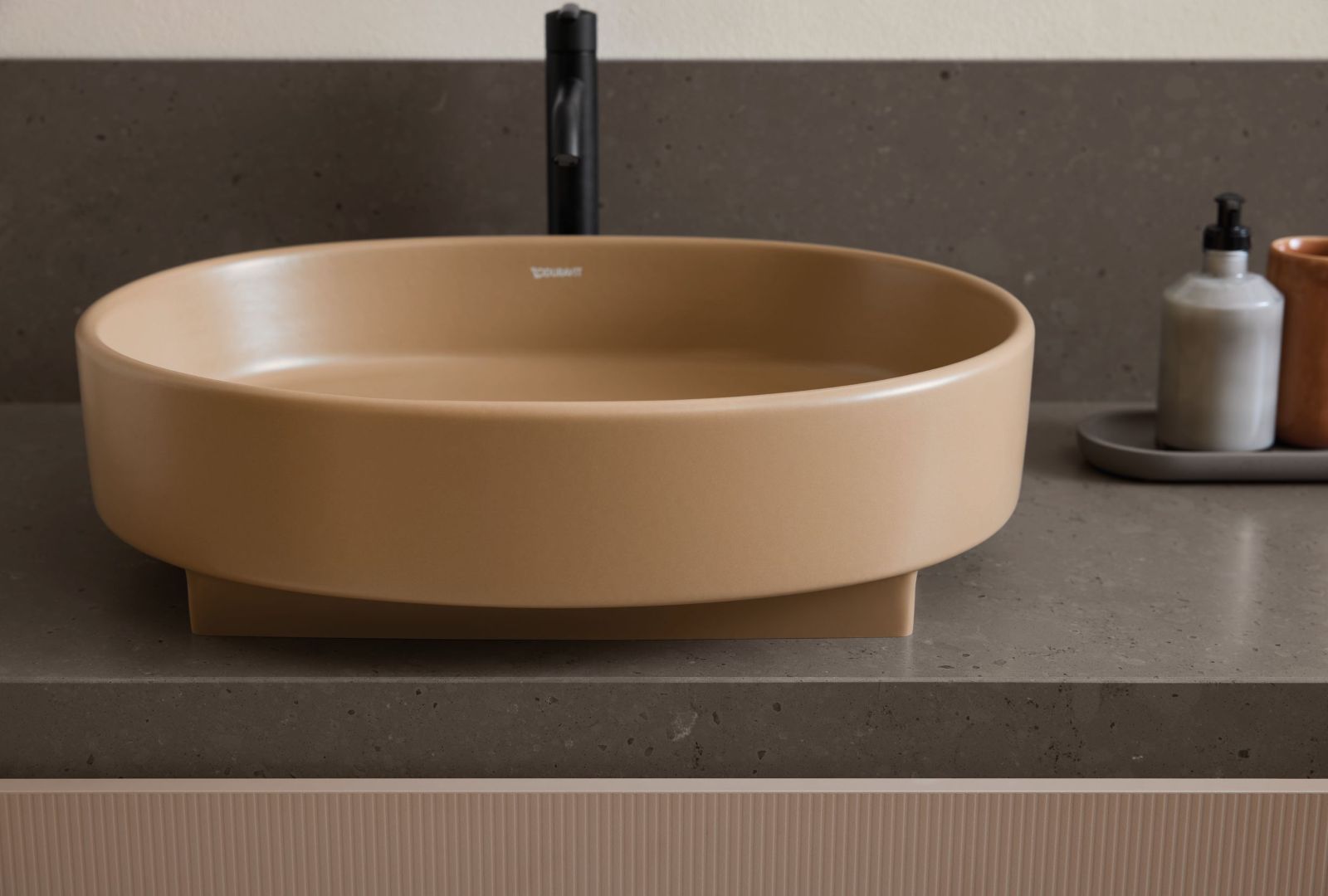 La serie per il bagno Balcoon disegnata da Patricia Urquiola per Duravit si presenta con forme minimaliste ma allo stesso tempo con una forte identità di design. I lavabi da appoggio rotondi e ovali posizionati su una base quadrata creano nella stanza un punto focale scultoreo. I modelli hanno smalto protettivo DuraShield®* e misurano nella versione tonda 45 cm, in quella ovale 55 cm. In foto lavabo ovale nella tonalità terracotta Clay Terra opaco che enfatizza le proprietà tattili e materiche facendo apparire la ceramica ancora più autentica e quasi come se fosse realizzata a mano. www.duravit.it – Fuorisalone, Duravit Showroom Milano – Via San Gregorio 49/51, Milano La serie per il bagno Balcoon disegnata da Patricia Urquiola per Duravit si presenta con forme minimaliste ma allo stesso tempo con una forte identità di design. I lavabi da appoggio rotondi e ovali posizionati su una base quadrata creano nella stanza un punto focale scultoreo. I modelli hanno smalto protettivo DuraShield®* e misurano nella versione tonda 45 cm, in quella ovale 55 cm. In foto lavabo ovale nella tonalità terracotta Clay Terra opaco che enfatizza le proprietà tattili e materiche facendo apparire la ceramica ancora più autentica e quasi come se fosse realizzata a mano. www.duravit.it – Fuorisalone, Duravit Showroom Milano – Via San Gregorio 49/51, Milano