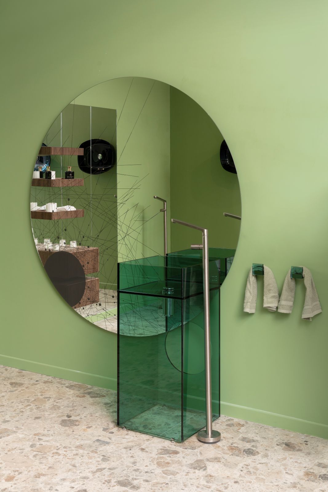 La collezione Kubik di Artelinea, di grande impatto visivo, ha aspetto solido e geometrico. I lavabi di questa collezione sono termoformati con fondo e telaio in vetro colorato in massa. Di forma rettangolare o quadrata, sono disponibili nelle finiture traslucide ambra, blu, verde, fumé e bronzo con spessore di 12 mm. In foto nella versione freestanding verde. www.artelinea.it  – Fuorisalone, Next Place Hotel – Via Savona 35, Milano La collezione Kubik di Artelinea, di grande impatto visivo, ha aspetto solido e geometrico. I lavabi di questa collezione sono termoformati con fondo e telaio in vetro colorato in massa. Di forma rettangolare o quadrata, sono disponibili nelle finiture traslucide ambra, blu, verde, fumé e bronzo con spessore di 12 mm. In foto nella versione freestanding verde. www.artelinea.it  – Fuorisalone, Next Place Hotel – Via Savona 35, Milano