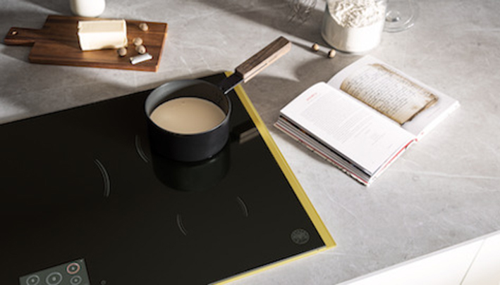Bertazzoni durante il Salone del Mobile 2025 inaugura il nuovo showroom milanese di via Durini, nel cuore del distretto del design. Per l’occasione vengono presentati i nuovi piani a induzione, insieme alle altre novità del brand. I nuovi piani a induzione disponibili anche con Metal Trim, rappresentano un perfetto equilibrio tra estetica e tecnologia, perchè uniscono un design sofisticato a ingegneria all’avanguardia. L’elemento distintivo di questa nuova generazione di prodotti sono i Metal Trim, esclusive cornici in metallo disponibili nei modelli da 78 e 90 cm: proposte nelle finiture Oro, Carbonio e Inox, permettono di scegliere la soluzione più adatta al proprio stile e arredamento. I nuovi piani a induzione con Metal Trim arricchiscono la gamma di prodotti delle quattro serie iconiche del marchio Professional, Modern, Master ed Heritage Series, consolidando l’identità di un brand che continua a distinguersi per qualità, innovazione e cura del dettaglio.
www.bertazzoni.com – Showroom Bertazzoni Galleria Strasburgo – Via Durini 17, Milano. Bertazzoni durante il Salone del Mobile 2025 inaugura il nuovo showroom milanese di via Durini, nel cuore del distretto del design. Per l’occasione vengono presentati i nuovi piani a induzione, insieme alle altre novità del brand. I nuovi piani a induzione disponibili anche con Metal Trim, rappresentano un perfetto equilibrio tra estetica e tecnologia, perchè uniscono un design sofisticato a ingegneria all’avanguardia. L’elemento distintivo di questa nuova generazione di prodotti sono i Metal Trim, esclusive cornici in metallo disponibili nei modelli da 78 e 90 cm: proposte nelle finiture Oro, Carbonio e Inox, permettono di scegliere la soluzione più adatta al proprio stile e arredamento. I nuovi piani a induzione con Metal Trim arricchiscono la gamma di prodotti delle quattro serie iconiche del marchio Professional, Modern, Master ed Heritage Series, consolidando l’identità di un brand che continua a distinguersi per qualità, innovazione e cura del dettaglio.
www.bertazzoni.com – Showroom Bertazzoni Galleria Strasburgo – Via Durini 17, Milano.