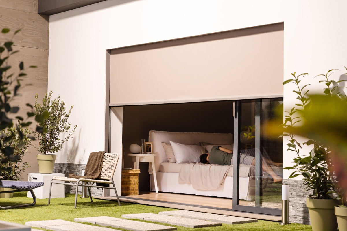 Le tende a caduta verticale Click Zip Ghost 15 di Gibus sono ideate per proteggere dal sole finestre e spazi vetrati. Sono caratterizzate da un frontale completamente a scomparsa all'interno del cassonetto e da una completa integrazione nel blocco finestra, senza cassonetto né guide a vista, cose che le rende invisibili quando sono completamente avvolte. Le schermature possono montare quattro tipi ti tessuto: oscurante, Screen (ombreggiante ad alta protezione termica), Cristal (telo trasparente in PVC) e zanzariere per insetti. Questi modelli possono raggiungere i 7 metri di larghezza. www.gibus.com