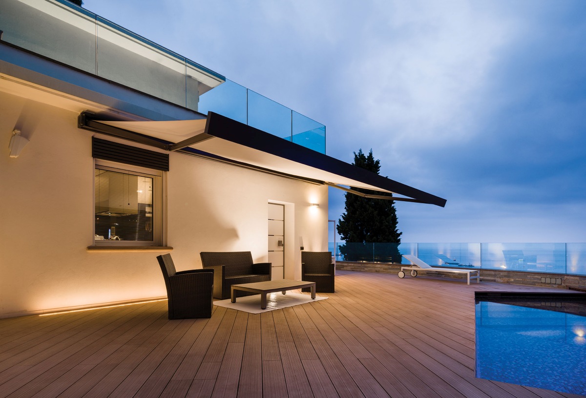 La tenda da sole a bracci in cassonetto Nodo di Gibus ha un design essenziale e contemporaneo; la sua forma squadrata consente uno snodo dalla forma perfettamente circolare che permette il moto di rotazione funzionale all’inclinazione della tenda. Grazie a ciò, supporto e cassonetto restano sempre equidistanti rispetto al fulcro centrale, donando a Nodo la sua armoniosità. Questa tenda può essere installata sia a parete sia a soffitto con un’inclinazione da 0° a 90°. è disponibile in un'ampia gamma cromatica per quanto riguarda il cassonetto in alluminio verniciato a polveri (32 nuances) e in molte varianti di colori e disegni della tenda in tessuto poliestere, personalizzabile anche con scritte e decori. Misure: 350 cm come sporgenza massima e 590 cm come larghezza massima. www.gibus.com