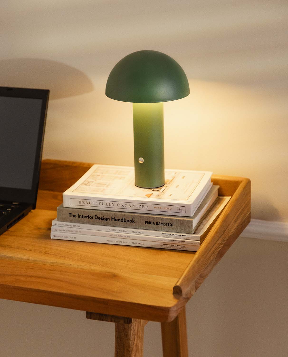 La lampada da tavolo led Biar di The Masie permette di regolare l'illuminazione in modo semplice tramite un intuitivo interruttore touch on/off con regolatore di intensità luminosa. È possibile controllare la luminosità in tutte le posizioni della luce con tre toni freddi e caldi semplicemente tenendo premuto il pulsante per aumentare o attenuare l'intensità. Il tempo di ricarica è di circa 3-4 ore, per un'autonomia di 10-12 ore. Prezzo 32,95 euro. www.themasie.com