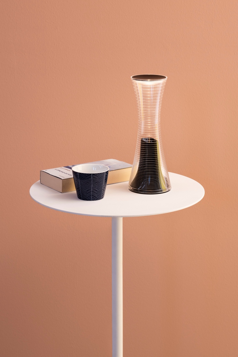 Come Togheter è la lampada da tavolo senza fili di Artemide, che offre fino a 16 ore di autonomia luminosa, permettendo di collocare la lampada ovunque ce ne sia bisogno. Offre inoltre performance di luce elevate, paragonabili alle lampade alimentate in modo tradizionale. Il profilo di Come Together è modellato per ragioni ottiche e di prensilità: il corpo è una macchina ottica trasparente con gradienti per trasportare la luce e distribuirla. Prezzo a partire da 280 euro. www.artemide.com