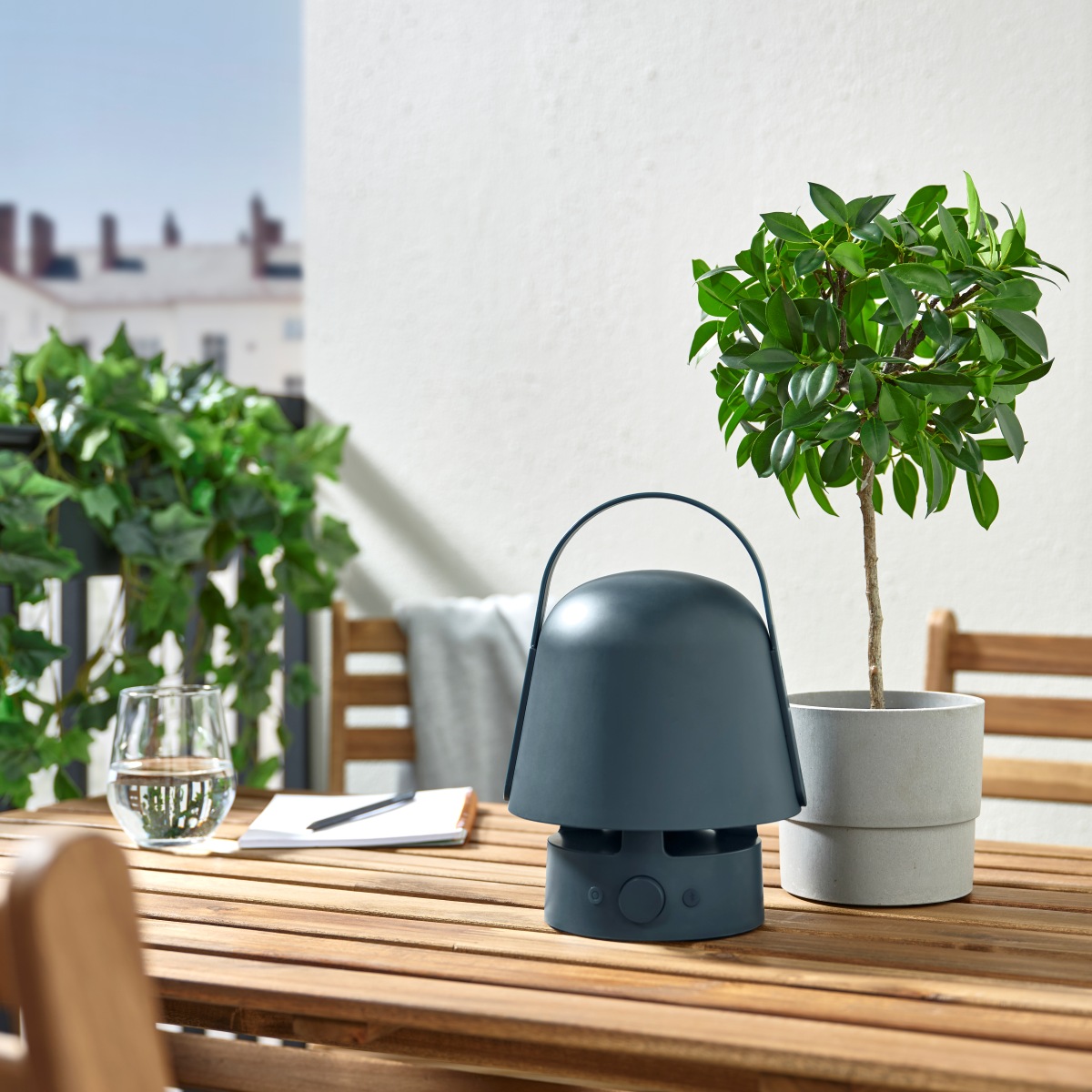 Vappeby di Ikea permette di creare la giusta atmosfera in ogni angolo della casa, del balcone o del giardino. Unisce infatti luce e musica: si tratta di una lampada decorativa senza fili che emana una piacevole luce soffusa e che al tempo stesso funge da cassa Bluetooth collegata a Spotify, che permette di ascoltare la musica dal cellulare, dal computer o da altri dispositivi dotati di Bluetooth. Basta premere un pulsante per riprendere lo streaming dei brani dal punto in cui erano stati interrotti, mentre un'ulteriore pressione permette di passare ad un'altra traccia. La lampada con cassa può essere trasportata grazie ad una comoda maniglia; è inoltre resistente alla pioggia e dotata di una batteria ricaricabile con fino a 12 ore di autonomia. Prezzo 49.95 euro. www.ikea.com