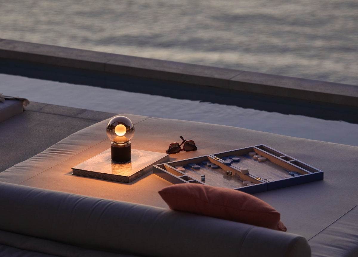 Luna Pura è la prima lampada senza fili di Occhio, adatta sia agli spazi interni che a quelli esterni.
Grazie alla dimmerabilità con regolazione continua della luminosità, l’atmosfera luminosa può essere modificata con flessibilità: da una luce fredda, quasi lunare, si può passare a tonalità più calde, vicine a quelle di una lampadina o di una candela. Più lampade si possono controllare contemporaneamente tramite Occhio air con un’apposita applicazione o il Controller di Occhio. La funzione air sync collega tra loro le lampade: la luce viene controllata su un solo apparecchio, che sincronizza tutti gli altri.  www.occhio.com